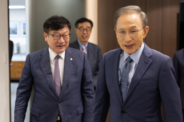 국민의힘 정점식 원내대표가 31일 서울 서초구 이명박 전 대통령 사무실을 방문해 이 전 대통령과 함께 이동하고 있다. 연합뉴스