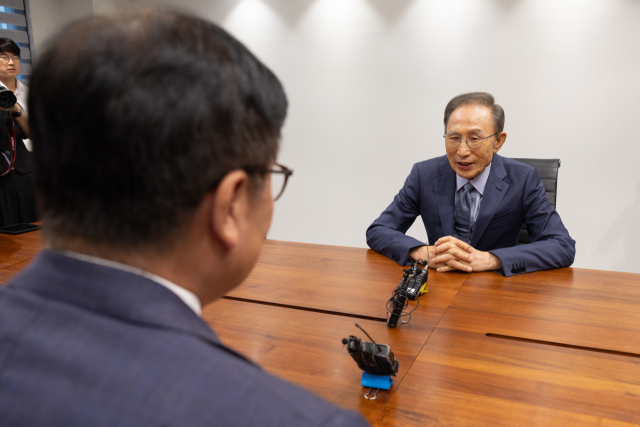 이명박 전 대통령이 31일 서울 서초구 자신의 사무실을 찾은 국민의힘 정점식 원내대표와 환담을 나누고 있다. 연합뉴스
