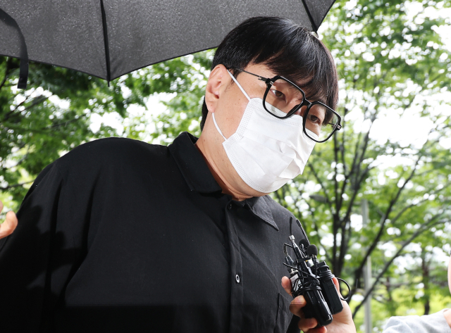 상습 도박 및 음주운전 혐의로 재판에 넘겨진 개그맨 이진호가 1일 경기도 여주시 수원지방법원 여주지원에서 열린 1심 선고공판에 출석하고 있다. 연합뉴스