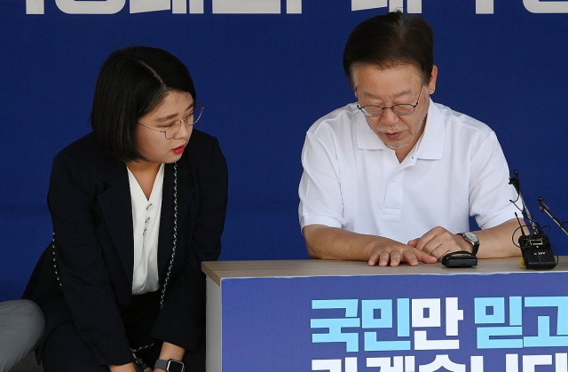지난 2023년 9월 11일 당시 국회 본청 앞 농성장에서 단식 중인 더불어민주당 이재명 대표를 찾은 용혜인 기본소득당 상임대표. 연합뉴스
