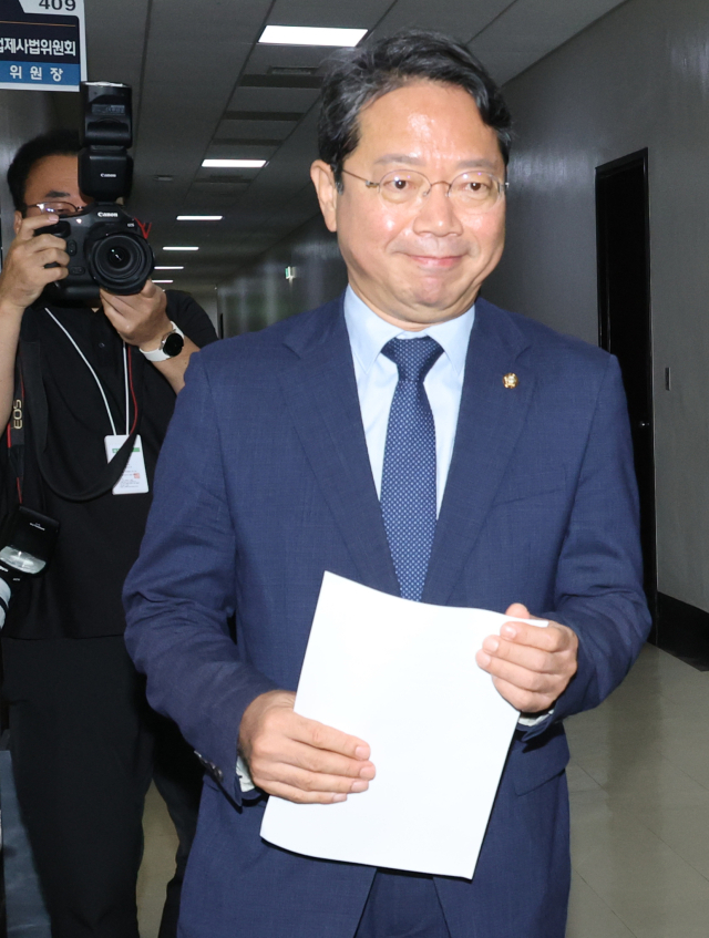 법무부 장관 후보로 지명된 더불어민주당 김승원 의원이 지난 8월 31일 국회에서 지명 소감을 밝힌 뒤 법제사법위원회 법안심사제1소위원회에 입장하고 있다. 김 의원은 법사위 법안심사제1소위원장으로 활동하고 있다. 연합뉴스