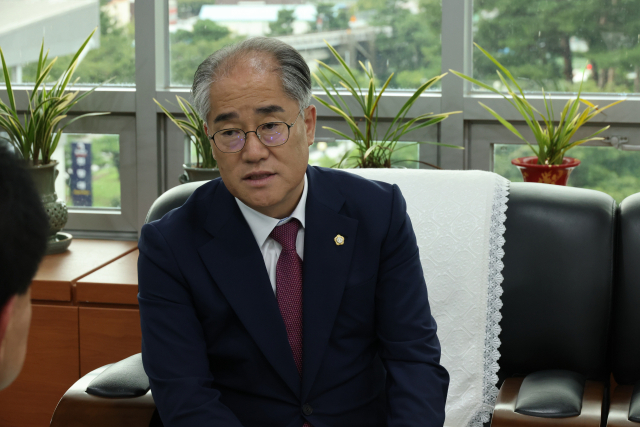 봉화군의회는 지난 31일 군의회 간담회장에서 고재창 태백시의장을 비롯한 태백시의회 의원단을 맞아 석포제련소 관련 당면 과제를 짚어보고, 두 지역 상생 발전을 위한 공동 대응책을 심도 있게 논의했다. 이승훈 봉화군의회 의장. 봉화군의회 제공