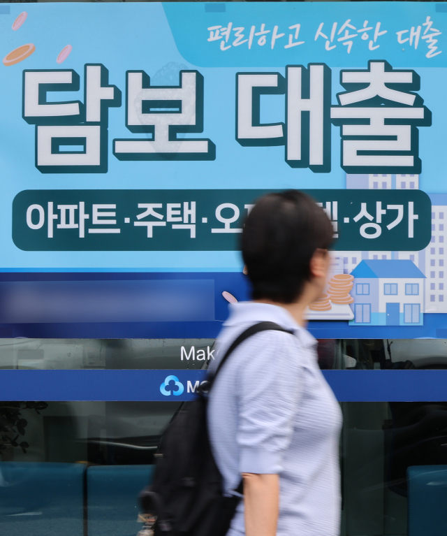 올해 2분기 금융권 가계대출 규제가 이어지면서 신규 가계대출과 주택담보대출 규모가 모두 줄었다. 한국은행이 25일 발표한 