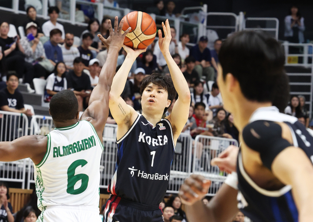 31일 경기도 수원시 KT소닉붐아레나에서 열린 국제농구연맹(FIBA) 월드컵 남자 아시아 예선 2라운드 한국과 사우디아라비아의 경기. 한국 이현중이 슛하고 있다. 연합뉴스