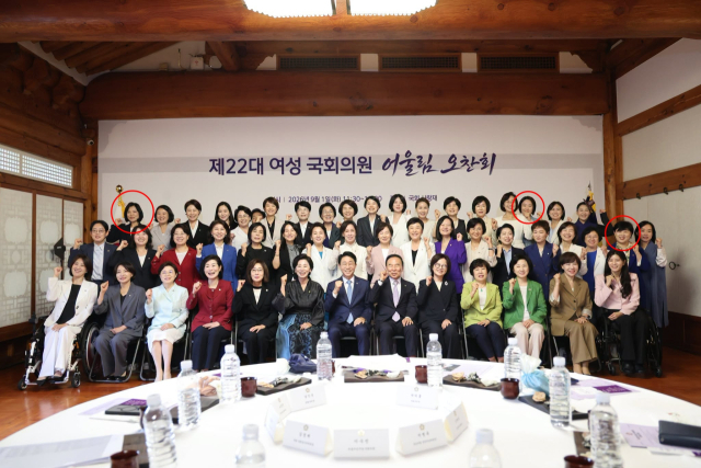 [화보] 여성 의원 총집합 오찬회, 용혜인 안 보이고 이소영 웃음 활짝