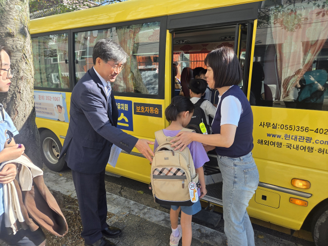 신임 하동명 밀양교육청 교육장이 학생들과 등굣길을 보살피고 있다.