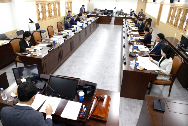 경북도의회 정책연구위원회는 지난 31일 도의회 운영위원회의실에서 