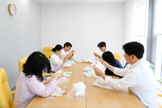 도레이첨단소재, 임직원 자녀와 '이른둥이 안전키트' 제작 나눔