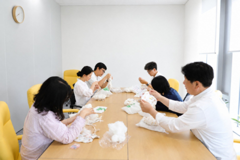도레이첨단소재, 임직원 자녀와 '이른둥이 안전키트' 제작 나눔