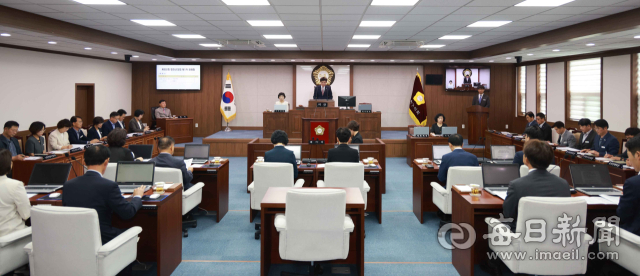 1일 경남 합천군의회 본회의장에서 열린 제302회 제1차 정례회 제1차 본회의에서 신명기 의장이 개회사를 하고 있다. 이날 개회한 정례회는 22일까지 22일간 진행되며, 2026년도 행정사무감사와 2025회계연도 결산안 등 14건의 안건을 심의한다. 합천군의회 제공