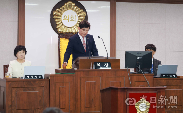 1일 경남 합천군의회 본회의장에서 열린 제302회 제1차 정례회 제1차 본회의에서 신명기 의장이 개회를 하고 있다. 합천군의회 제공