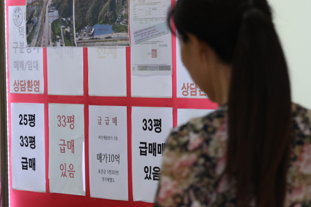 지난 8월 31일 현지 중개업소에 따르면 강남권에는 세제개편안 발표가 한 달이 가까워지면서 보유세와 양도소득세 부담을 우려한 급매물이 크게 증가했다. 반면 세제·대출 타격 덜한 강북중저가 아파트는 호가와 실거래가가 계속해서 오르는 추세다. 사진은 이날 서울 송파구의 한 부동산 중개업소 앞 모습. 연합뉴스