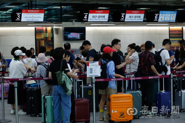 대구국제공항 국제선 출국장에서 여행객들이 탑승 수속을 위해 줄을 서 있다. 오는 15일 대구와 중국 윈난성 쿤밍을 잇는 첫 직항 노선이 취항하면서 영남권 여행객의 대구공항 이용과 중국인 관광객 유입이 늘어날 것으로 기대된다. 매일신문 DB.