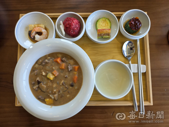 선지농산 박수희 대표가 안동된장으로 만든 된장라이스와 반찬들. 전종훈 기자