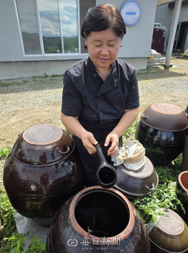 안동 선지농산 박수희 대표가 1일 자신이 가진 장 중 가장 귀한 보물이라며 보여준 100년 된 씨간장. 전종훈 기자