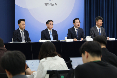 (수정본)정부, 내년 세수 169조원 늘리고 씀씀이는 108조원 줄인다