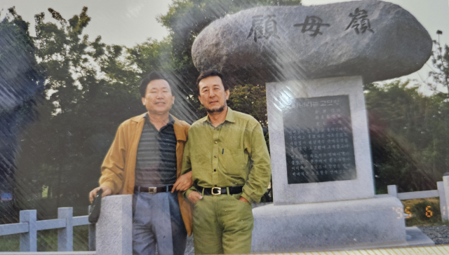 김희갑(오른쪽) 작곡가와 함께 기타를 연주했던 김경수 낙타연합정형외과의원 원장이 제공한 사진