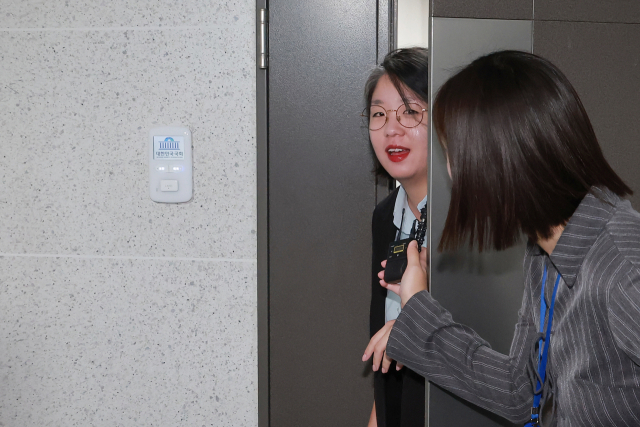 성평등가족부 장관 후보자인 기본소득당 용혜인 원내대표가 31일 국회 의원회관 자신의 사무실로 출근하고 있다. 연합뉴스