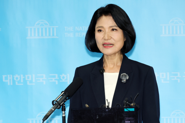 국민의힘 이진숙 의원이 31일 국회 소통관에서 민주당 주도로 본회의에서 통과된 제명 촉구 결의안에 대한 입장과 5·18 유공자 관련 법률 개정안 발의를 위한 기자회견을 마친 뒤 취재진 질의에 답하고 있다. 연합뉴스