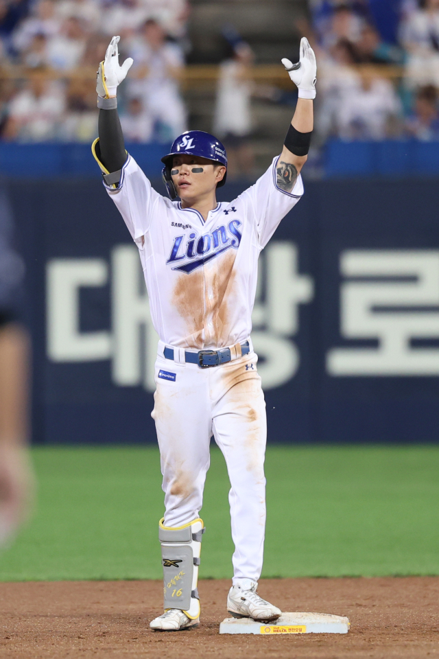 삼성 라이온즈의 류지혁이 1일 대구에서 열린 롯데 자이언츠와의 경기 4회말 1타점 2루타를 때린 뒤 2루를 밟은 채 기뻐하고 있다. 삼성 제공