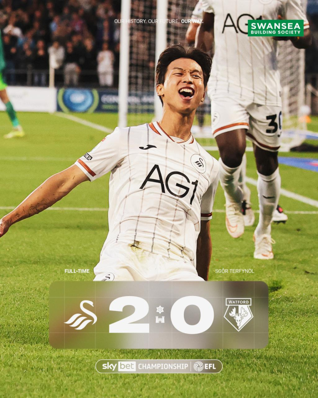 스완지 시티의 엄지성이 2일 영국 웨일스에서 열린 2026-2027 잉글랜드 프로축구 챔피언십(2부) 4라운드 왓포드와의 경기에 출전, 득점한 뒤 환호하고 있다. 스완지 SNS 제공