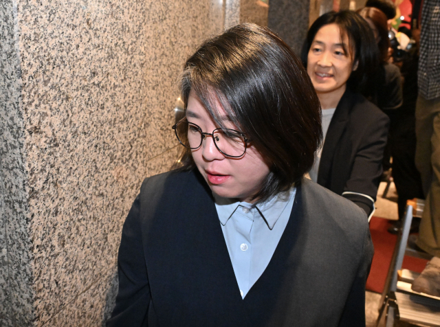 용혜인 성평등가족부 장관 후보자가 2일 서울 서대문구에 마련된 인사청문회 준비 사무실로 출근하고 있다. 연합뉴스