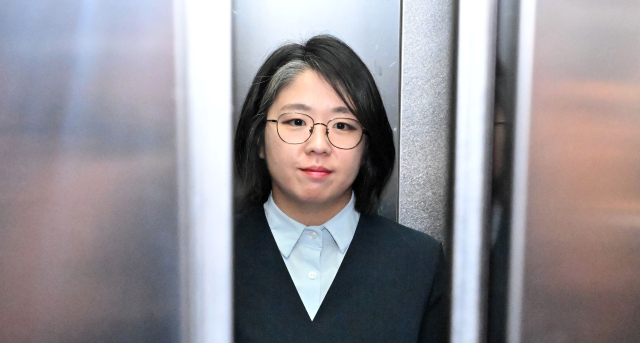 용혜인 성평등가족부 장관 후보자가 2일 서울 서대문구에 마련된 인사청문회 준비 사무실로 출근하고 있다. 연합뉴스