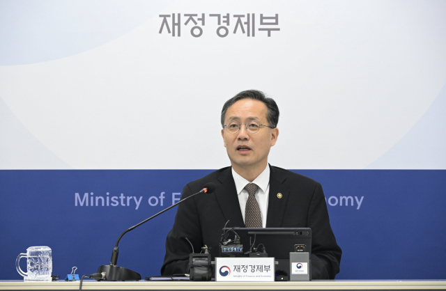 이형일 부총리 겸 재정경제부장관 후보자가 2일 정부세종청사 중앙동 기자실을 방문, 기자들과 질의응답을 진행하고 있다. 2026.9.2. 재경부 제공