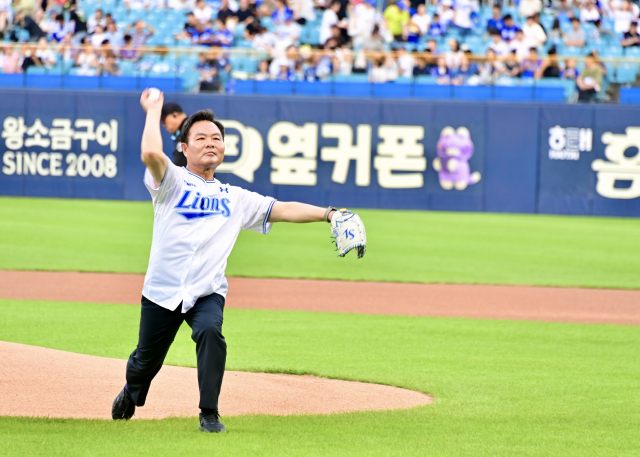김학홍 문경시장, 시구 기운 받았나…삼성, 롯데에 3대0 완승