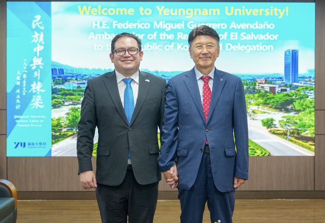 지난달 21일 영남대학교 본관 2층 접견실에서 (왼쪽부터)페데리코 미구엘 게레로 아벤다뇨 주한엘살바도르 대사와 최외출 영남대 총장이 기념 사진을 촬영하고 있다. 영남대 제공