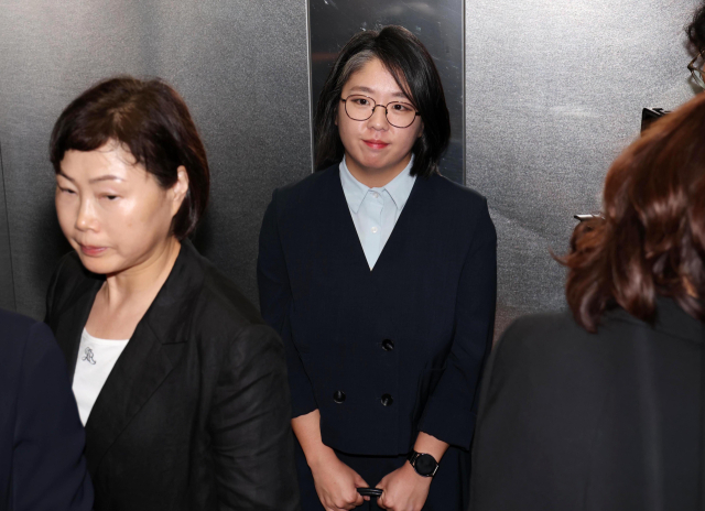 용혜인 성평등가족부 장관 후보자가 2일 서울 서대문구에 마련된 인사청문회 준비 사무실로 출근하고 있다. 연합뉴스