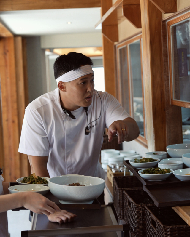 송민재 만재푸드 대표가 대구 중구 종로 호암식당에서 직원들과 함께 음식과 매장 운영 상태를 살펴보고 있다. 송 대표는 직접 매장을 오가며 브랜드별 운영 상황을 점검하고 직원들과 의견을 나눈다.