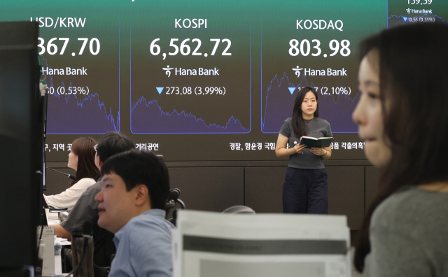 2일 서울 중구 하나은행 딜링룸 전광판에 코스피, 코스닥 지수 종가가 표시돼 있다. 코스피는 전장보다 273.08포인트(3.99%) 하락한 6,562.72에 장을 마치며 지난달 28일 이후 3거래일 만에 내림세로 돌아섰다. 연합뉴스