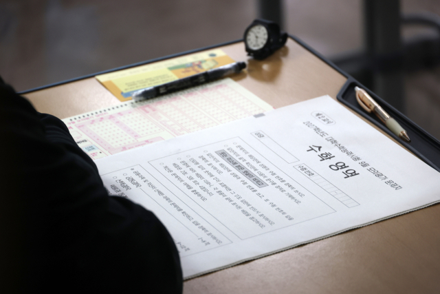 2027학년도 대학수학능력시험 9월 모의평가가 치러진 2일 서울 양천구 종로학원 본원에서 재수생이 시험 시작을 기다리고 있다. 연합뉴스