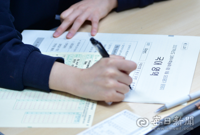 오는 11월 19일 수능을 앞두고 출제 경향과 난이도를 가늠할 수 있는 마지막 평가원 주관 모의평가인 2027학년도 대학수학능력시험 9월 모의평가가 실시된 2일 대구 수성구 대구남산고등학교에서 고3 수험생들이 시험을 보고 있다. 안성완 기자 asw0727@imaeil.com