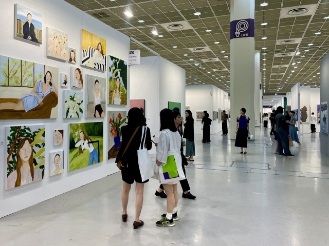 2일 서울 코엑스에서 프리즈 서울과 키아프 서울이 개막했다. 이날 아트페어를 찾은 관람객들이 작품을 감상하고 있다. 이연정 기자