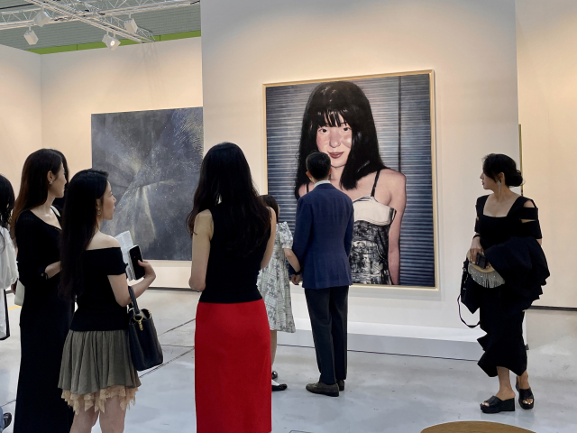 2일 서울 코엑스에서 프리즈 서울과 키아프 서울이 개막했다. 이날 아트페어를 찾은 관람객들이 작품을 감상하고 있다. 이연정 기자