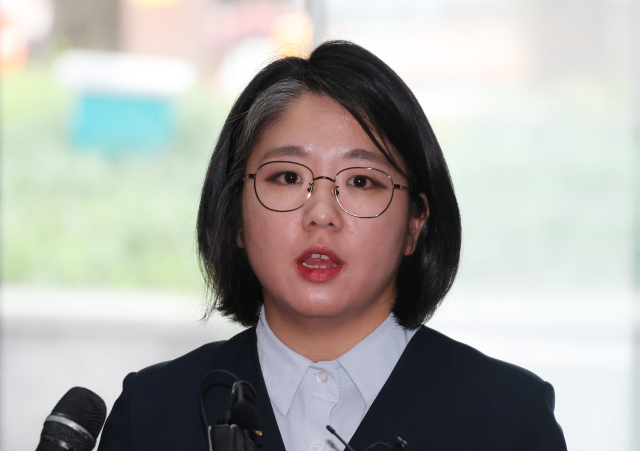 용혜인 성평등가족부 장관 후보자가 2일 서울 서대문구에 마련된 인사청문회 준비 사무실로 출근, 취재진의 질문에 답하고 있다. 연합뉴스