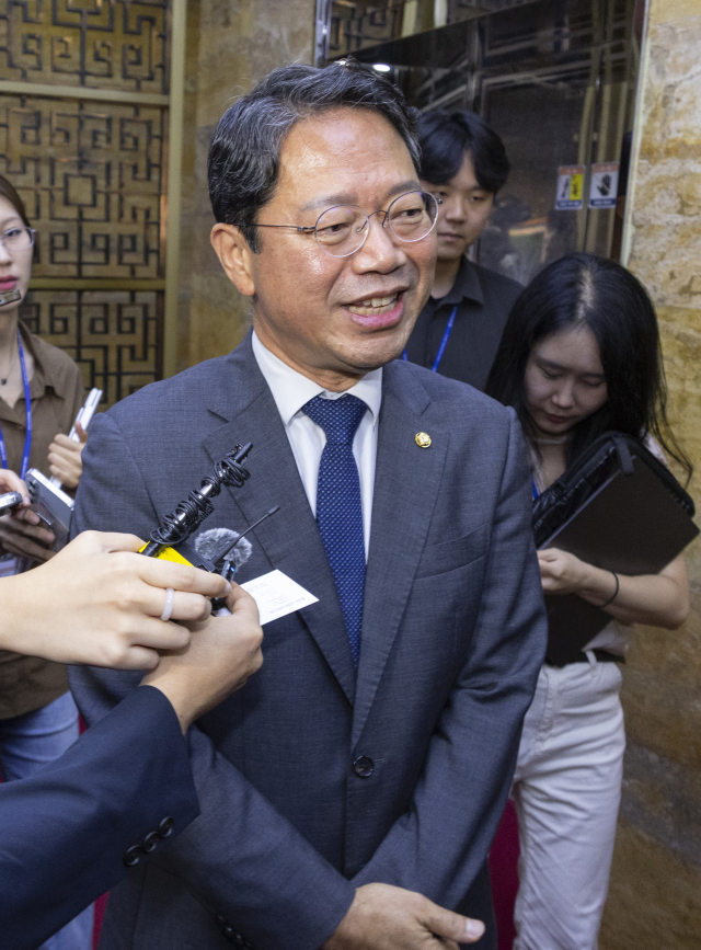 김승원 법무부 장관 후보자가 1일 국회에서 열린 제439회 정기국회 개회식에 참석한 뒤 취재진 질문에 답하고 있다. 연합뉴스