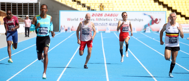30일 대구스타디움에서 열린 2026 대구세계마스터즈육상경기대회(WMAC) M60 400m 남자 달리기에 출전한 60대 선수들이 전력 질주하고 있다. 연합뉴스