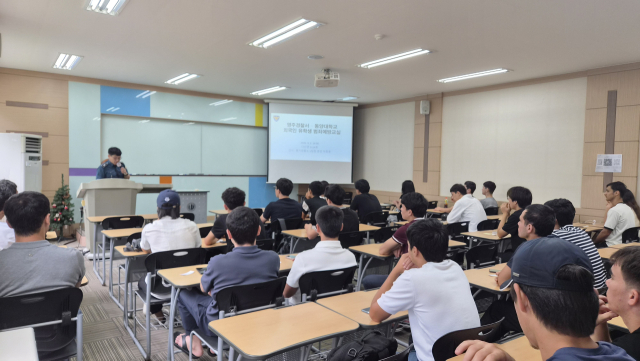 풍기파출소 이종훈 경감이 동양대학교를 방문, 외국인 유학생들을 대상으로 범죄예방교실을 열고 있다. 영주서 제공