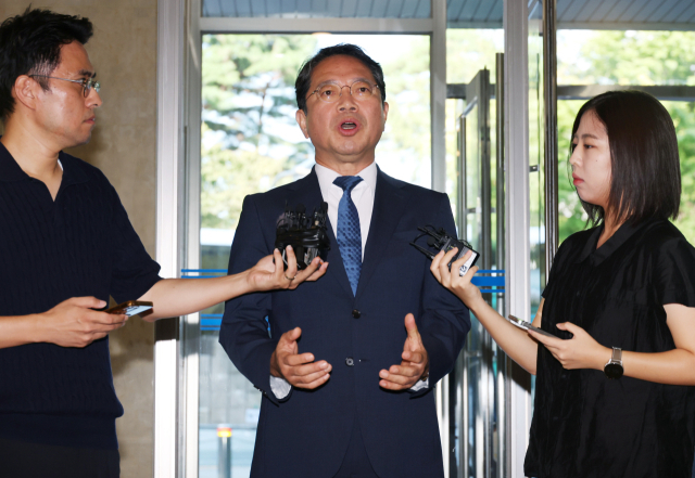 김승원 법무부장관 후보자가 3일 서울 종로구 적선현대빌딩에 마련된 인사청문회 준비 사무실로 출근하며 취재진 질문에 답하고 있다. 연합뉴스