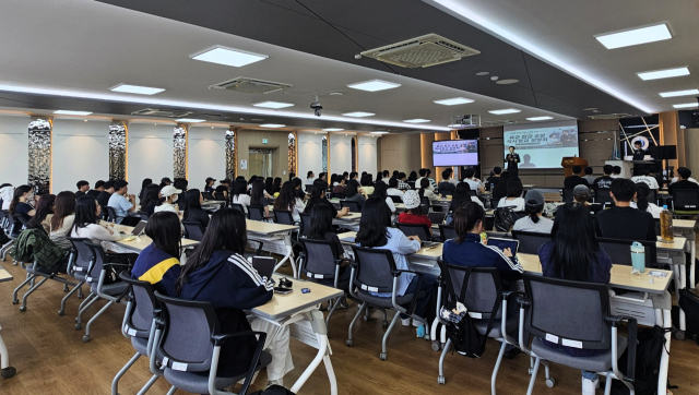 동양대학교 간호학과 학생들이 육군 장군 초청 학사장교 설명회에 참석해 군 간호 분야와 간호장교 진로에 대한 설명을 듣고 있다. 동양대 제공