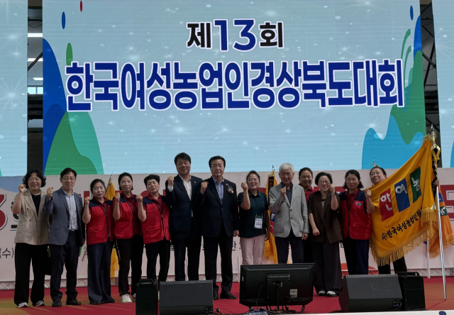 박순범 경북도의회 부의장(가운데)은 2일 김천시 종합스포츠타운에서 열린 