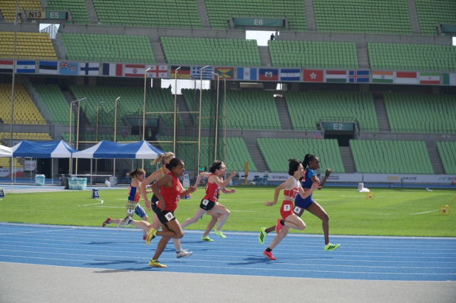 2026대구세계마스터즈육상대회에 참가한 선수들이 트랙을 달리고 있다. 2026대구세계마스터즈육상대회 조직위원회 제공