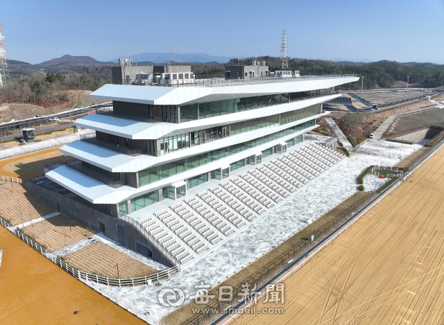 렛츠런파크 영천 관람대. 한국마사회 제공