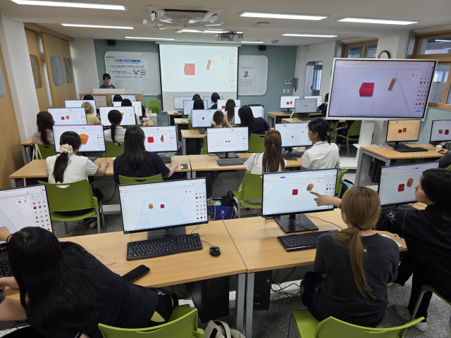 대구 송현여고는 지난달 일본 호세이대학 국제고등학교 학생 14명과 교사 2명을 초청해 국제교류 방한 프로그램을 운영했다. AI 기반 디지털 기술 활용 공동 프로젝트를 진행하는 모습. 송현여고 제공