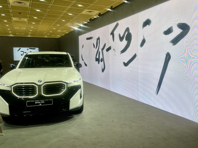 2일 서울 코엑스에서 프리즈 서울과 키아프 서울이 개막했다. 이강소 작가와 BMW코리아가 협업한 전시 공간. 이연정 기자