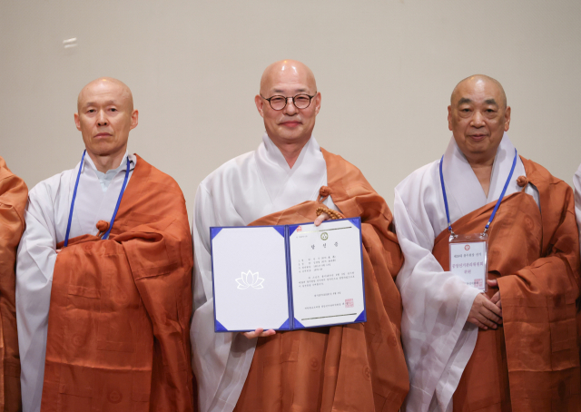 3일 종로구 한국불교역사문화기념관 내 전통문화예술공연장에서 열린 제38대 대한불교조계종 총무원장 선거에서 차기 총무원장에 당선된 진우스님이 당선증을 받고 카메라를 향해 포즈를 취하고 있다. 연합뉴스