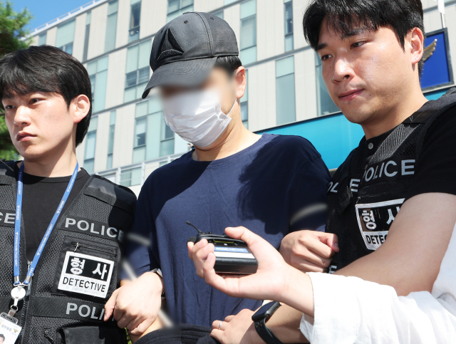 여러 차례 가정폭력을 신고하고 다른 거처로 피신해 있던 아내를 찾아가 살해한 현직 공무원 A씨가 3일 구속 전 피의자 심문(영장실질심사)에 출석하기 위해 경기도 성남시 분당경찰서 유치장에서 나오고 있다. 경기 광주경찰서는 지난 2일 살인 및 아동복지법 위반 혐의로 30대 A씨에 대한 구속영장을 신청했다. 연합뉴스
